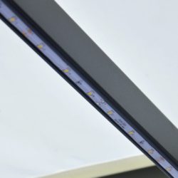 Manuell uttrekkbar markise med LED 300×250 cm kremhvit