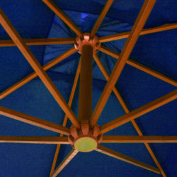 Hengende parasoll med stolpe asurblå 3×3 m heltre gran